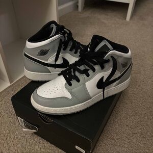 Jordan 1 smoke grey mids
size 7 
great condition slight creasing